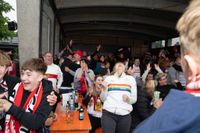 Bilder aus dem Bootshaus in Böblingen: Der VfB Stuttgart ist DFB-Pokalsieger und die Fans sind aus dem Häuschen.