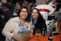 Bilder aus dem Bootshaus in Böblingen: Der VfB Stuttgart ist DFB-Pokalsieger und die Fans sind aus dem Häuschen.