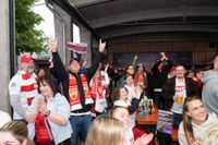 Bilder aus dem Bootshaus in Böblingen: Der VfB Stuttgart ist DFB-Pokalsieger und die Fans sind aus dem Häuschen.
