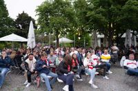 Bilder aus dem Bootshaus in Böblingen: Der VfB Stuttgart ist DFB-Pokalsieger und die Fans sind aus dem Häuschen.