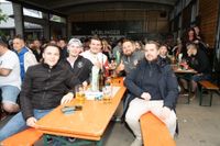 Bilder aus dem Bootshaus in Böblingen: Der VfB Stuttgart ist DFB-Pokalsieger und die Fans sind aus dem Häuschen.