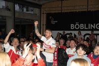 Bilder aus dem Bootshaus in Böblingen: Der VfB Stuttgart ist DFB-Pokalsieger und die Fans sind aus dem Häuschen.