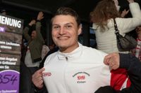 Bilder aus dem Bootshaus in Böblingen: Der VfB Stuttgart ist DFB-Pokalsieger und die Fans sind aus dem Häuschen.