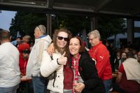 Bilder aus dem Bootshaus in Böblingen: Der VfB Stuttgart ist DFB-Pokalsieger und die Fans sind aus dem Häuschen.