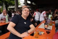 Bilder aus dem Bootshaus in Böblingen: Der VfB Stuttgart ist DFB-Pokalsieger und die Fans sind aus dem Häuschen.
