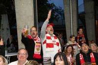 Bilder aus dem Bootshaus in Böblingen: Der VfB Stuttgart ist DFB-Pokalsieger und die Fans sind aus dem Häuschen.