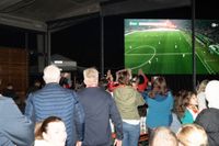 Bilder aus dem Bootshaus in Böblingen: Der VfB Stuttgart ist DFB-Pokalsieger und die Fans sind aus dem Häuschen.