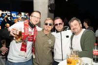 Bilder aus dem Bootshaus in Böblingen: Der VfB Stuttgart ist DFB-Pokalsieger und die Fans sind aus dem Häuschen.