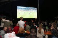 Bilder aus dem Bootshaus in Böblingen: Der VfB Stuttgart ist DFB-Pokalsieger und die Fans sind aus dem Häuschen.