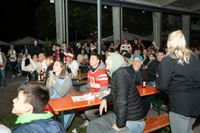 Bilder aus dem Bootshaus in Böblingen: Der VfB Stuttgart ist DFB-Pokalsieger und die Fans sind aus dem Häuschen.