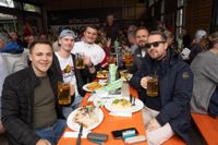 Bilder aus dem Bootshaus in Böblingen: Der VfB Stuttgart ist DFB-Pokalsieger und die Fans sind aus dem Häuschen.