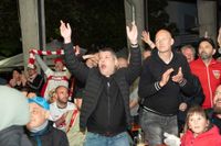 Bilder aus dem Bootshaus in Böblingen: Der VfB Stuttgart ist DFB-Pokalsieger und die Fans sind aus dem Häuschen.