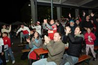 Bilder aus dem Bootshaus in Böblingen: Der VfB Stuttgart ist DFB-Pokalsieger und die Fans sind aus dem Häuschen.