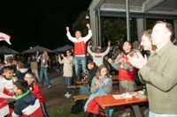 Bilder aus dem Bootshaus in Böblingen: Der VfB Stuttgart ist DFB-Pokalsieger und die Fans sind aus dem Häuschen.