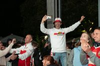 Bilder aus dem Bootshaus in Böblingen: Der VfB Stuttgart ist DFB-Pokalsieger und die Fans sind aus dem Häuschen.