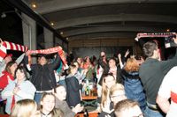 Bilder aus dem Bootshaus in Böblingen: Der VfB Stuttgart ist DFB-Pokalsieger und die Fans sind aus dem Häuschen.