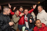 Bilder aus dem Bootshaus in Böblingen: Der VfB Stuttgart ist DFB-Pokalsieger und die Fans sind aus dem Häuschen.