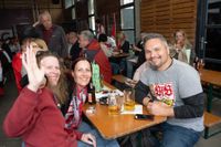 Bilder aus dem Bootshaus in Böblingen: Der VfB Stuttgart ist DFB-Pokalsieger und die Fans sind aus dem Häuschen.