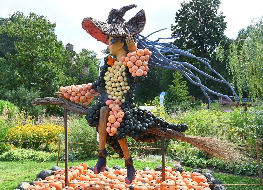 Eine fliegende Hexe aus der Kürbisausstellung im Blühenden Barock Ludwigsburg.