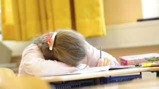 Viele Schüler fühlen sich erschöpft (Symbolbild).