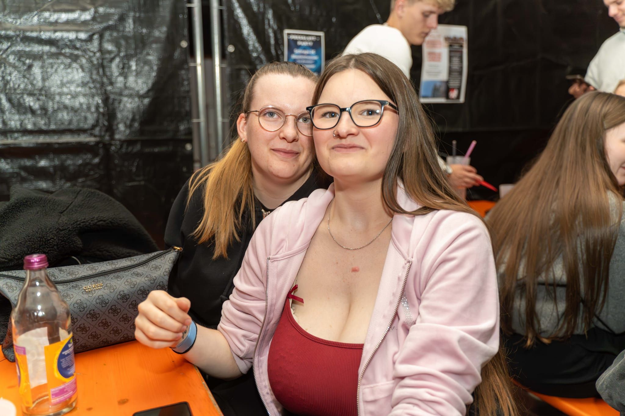 Mega-Stimmung bei der Pressluftparty der Feuerwehr Schönaich. Ausgelassene  Atmosphäre und ein rappelvolles Gerätehaus.
