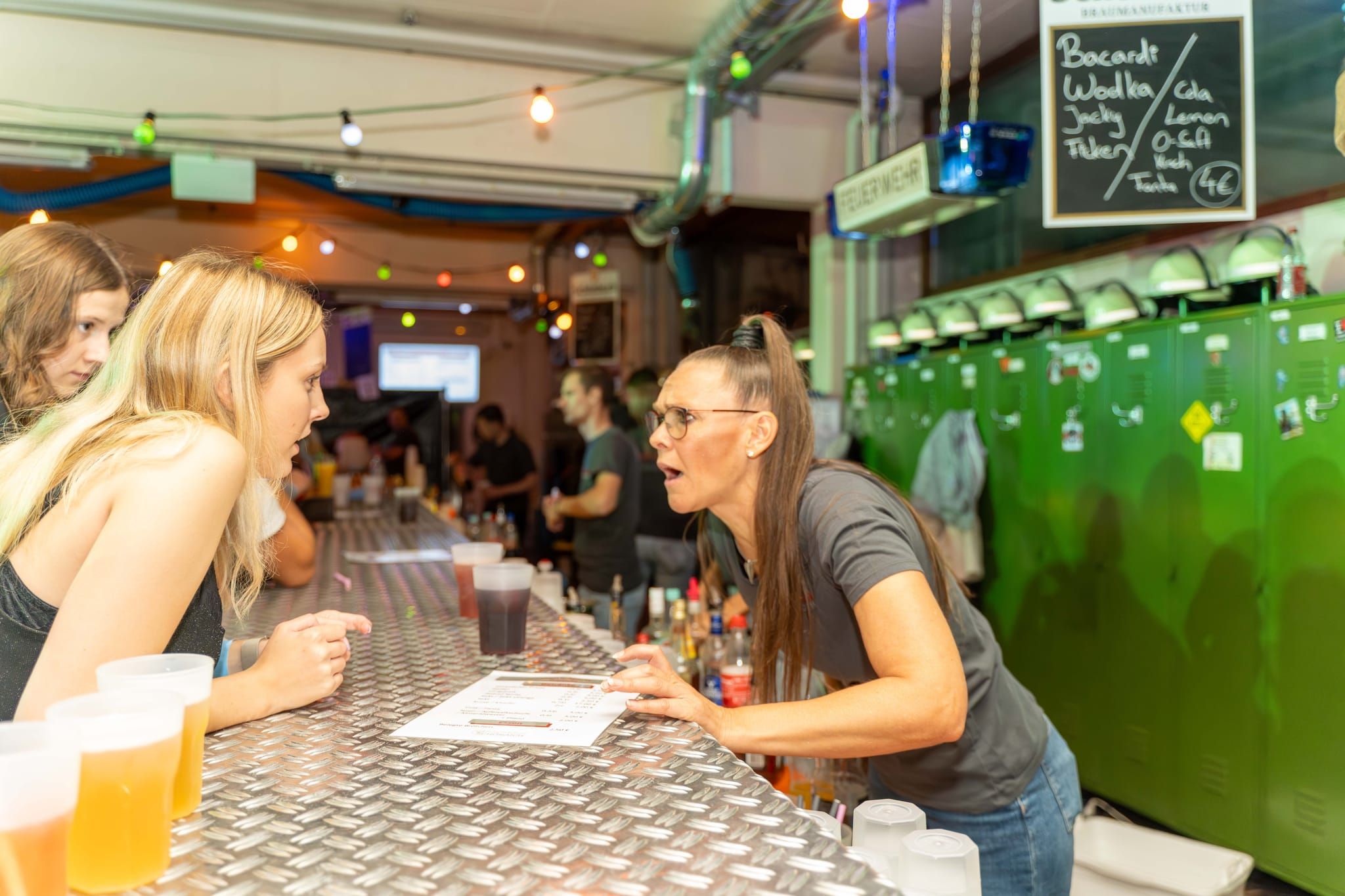 Mega-Stimmung bei der Pressluftparty der Feuerwehr Schönaich. Ausgelassene  Atmosphäre und ein rappelvolles Gerätehaus.