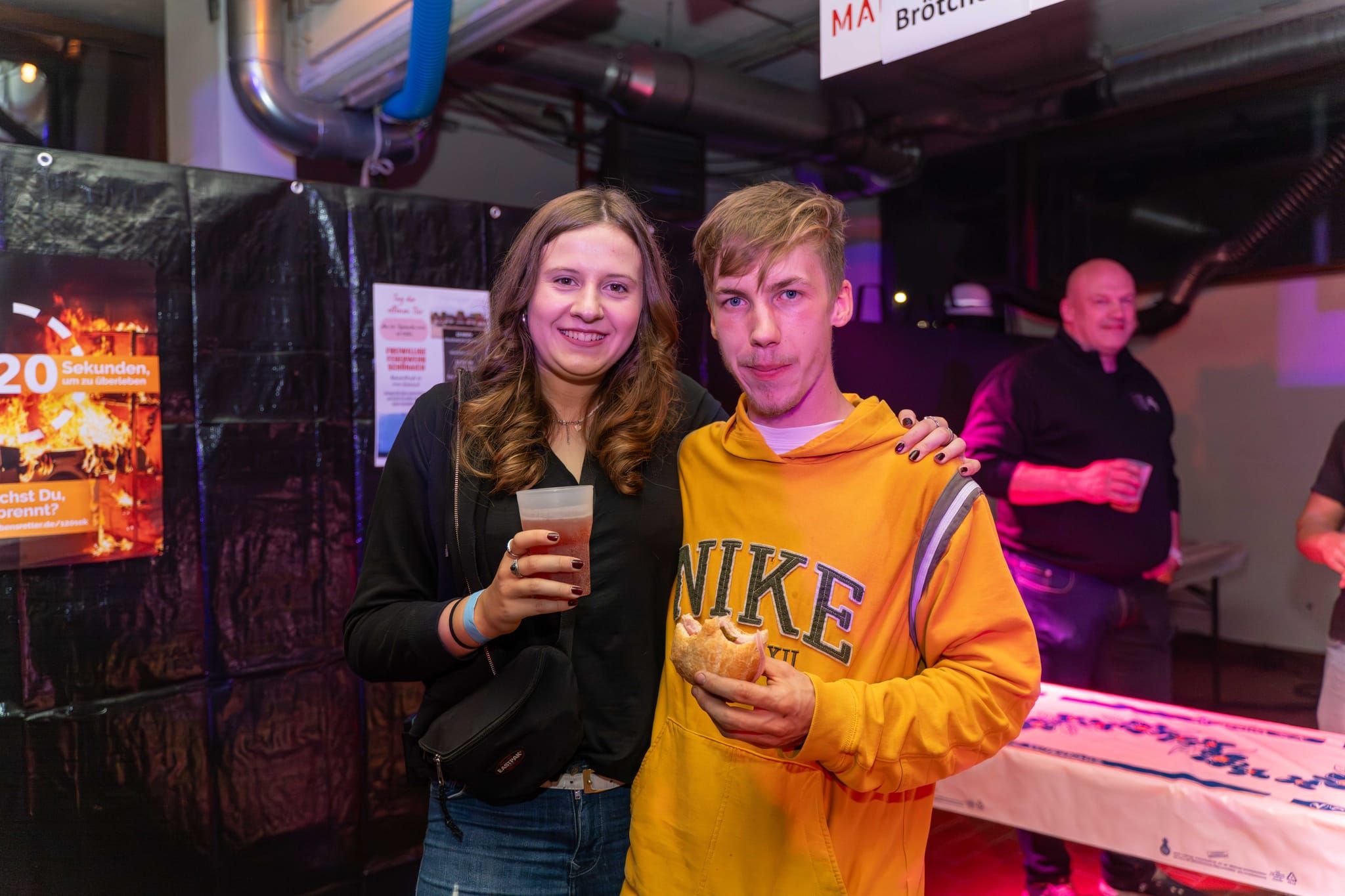 Mega-Stimmung bei der Pressluftparty der Feuerwehr Schönaich. Ausgelassene  Atmosphäre und ein rappelvolles Gerätehaus.