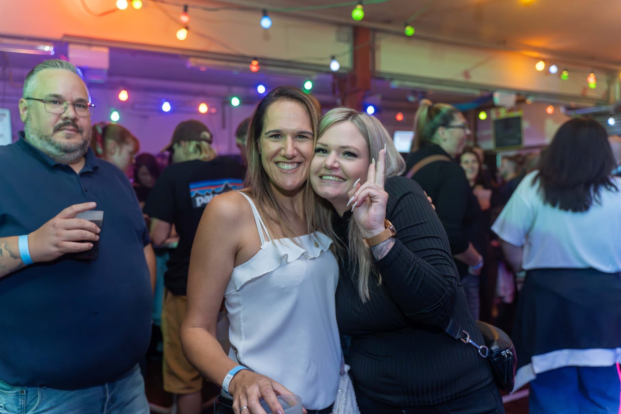 Mega-Stimmung bei der Pressluftparty der Feuerwehr Schönaich. Ausgelassene  Atmosphäre und ein rappelvolles Gerätehaus.