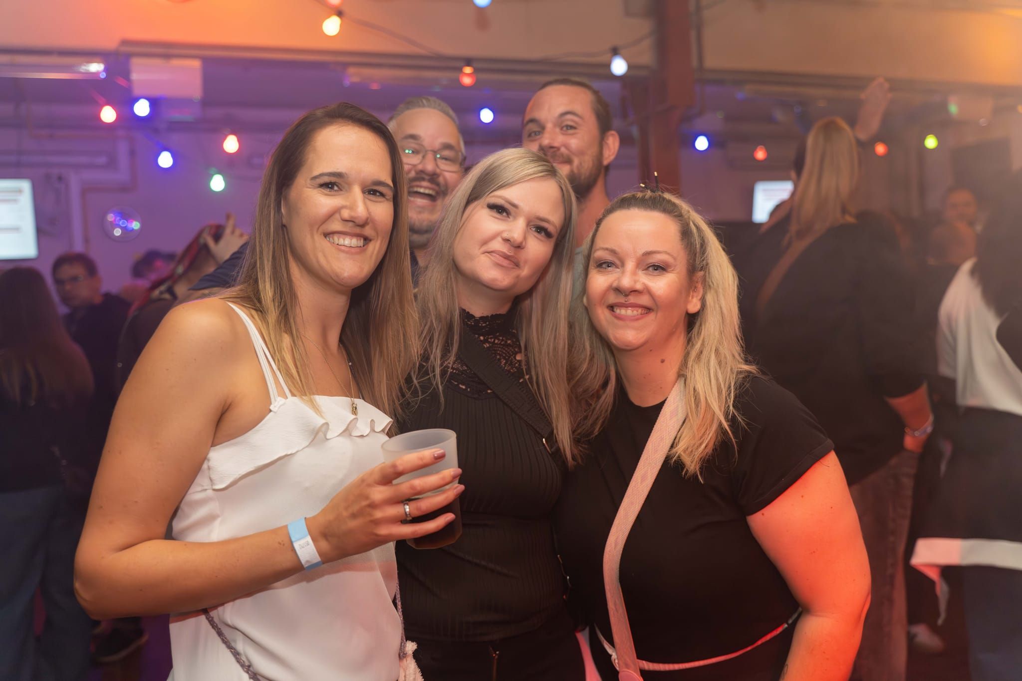 Mega-Stimmung bei der Pressluftparty der Feuerwehr Schönaich. Ausgelassene  Atmosphäre und ein rappelvolles Gerätehaus.