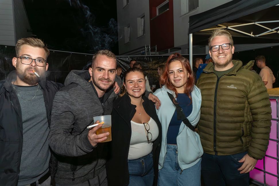 Mega-Stimmung bei der Pressluftparty der Feuerwehr Schönaich. Ausgelassene Atmosphäre und ein rappelvolles Gerätehaus.