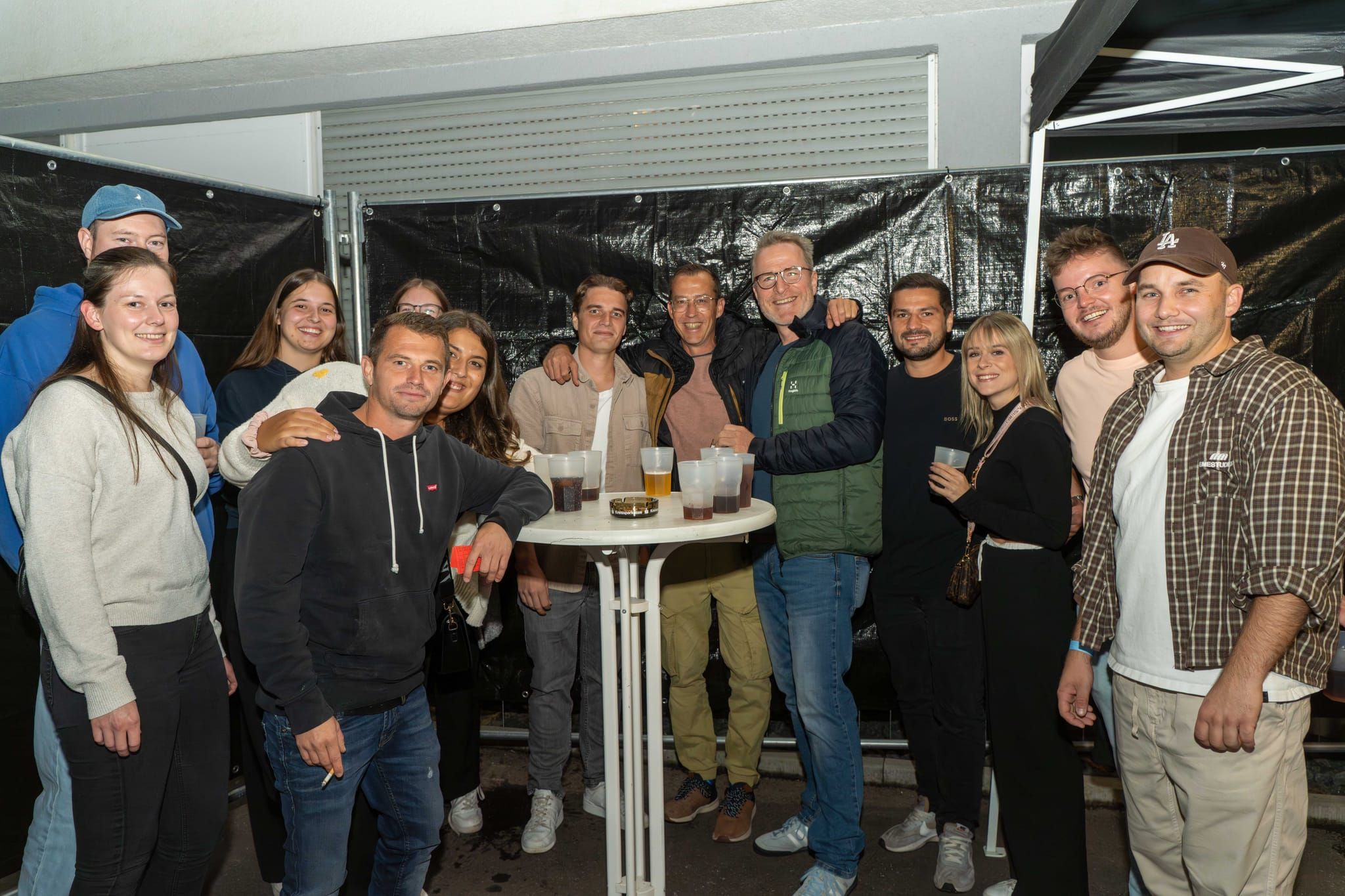 Mega-Stimmung bei der Pressluftparty der Feuerwehr Schönaich. Ausgelassene  Atmosphäre und ein rappelvolles Gerätehaus.