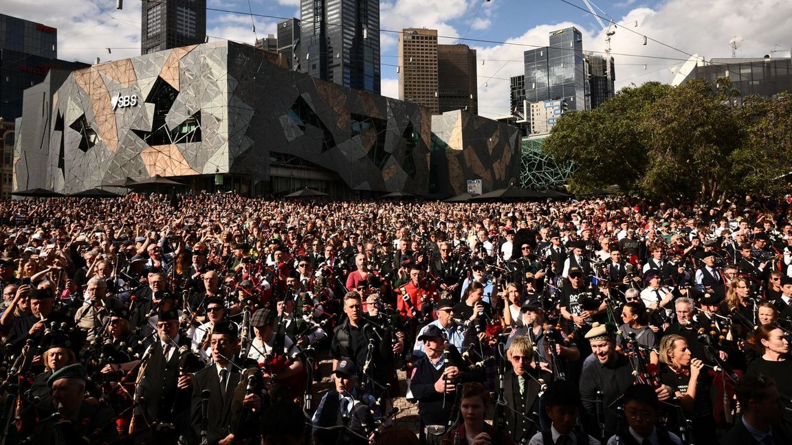 Ein Meer aus Karos und Hunderte Dudelsäcke: Melbourne war im Rekordfieber.