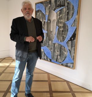 Der in Stuttgart geborene Maler Christoph M. Gais mit einem seiner Werke im Dätzinger Schloss.