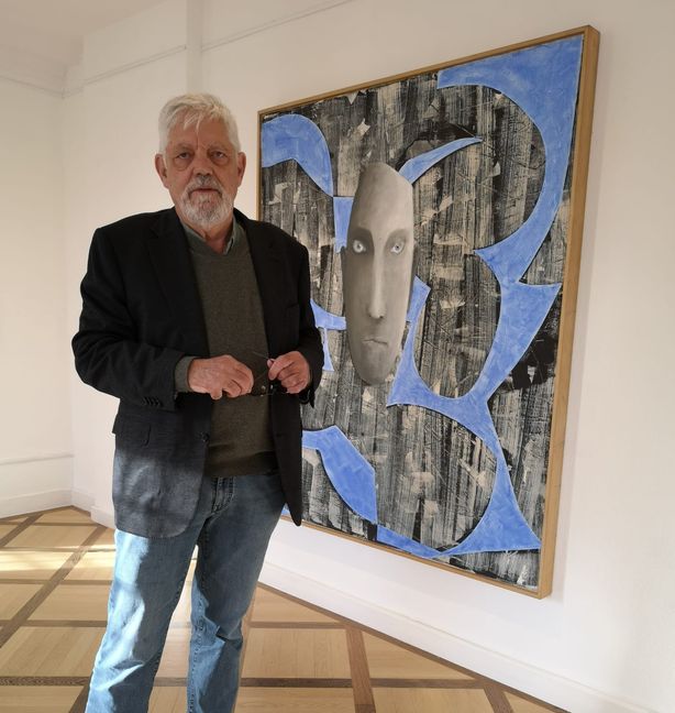 Der in Stuttgart geborene Maler Christoph M. Gais mit einem seiner Werke im Dätzinger Schloss.