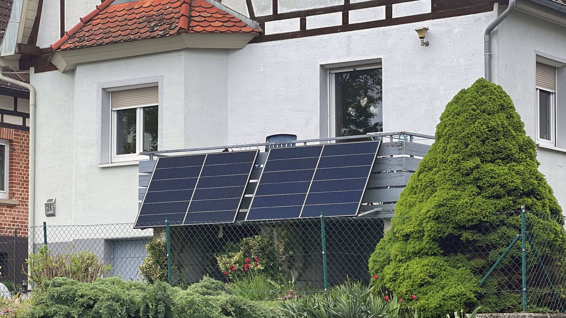 Wer Solarstrom ins Netz einspeist, bekommt fortan weniger Geld dafür. (Symbolbild)