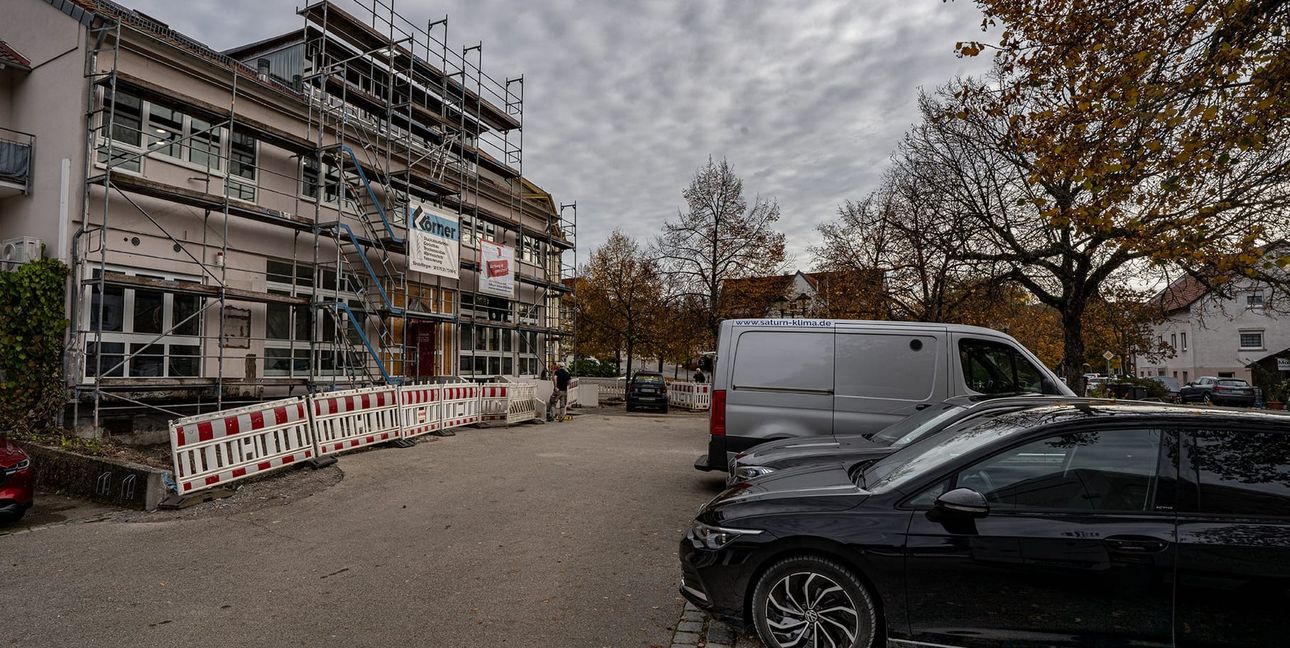 Die Neuordnung der Parkplätze beim Rathaus wäre schön, aber der Gemeinderat lehnte ab.