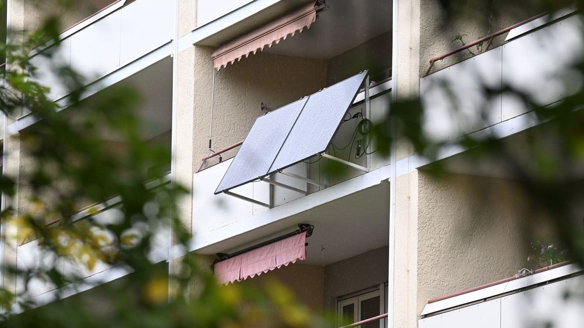 Die Zahl der Balkonkraftwerke in Deutschland hat sich vergangenes Jahr verdoppelt. (Archivbild)