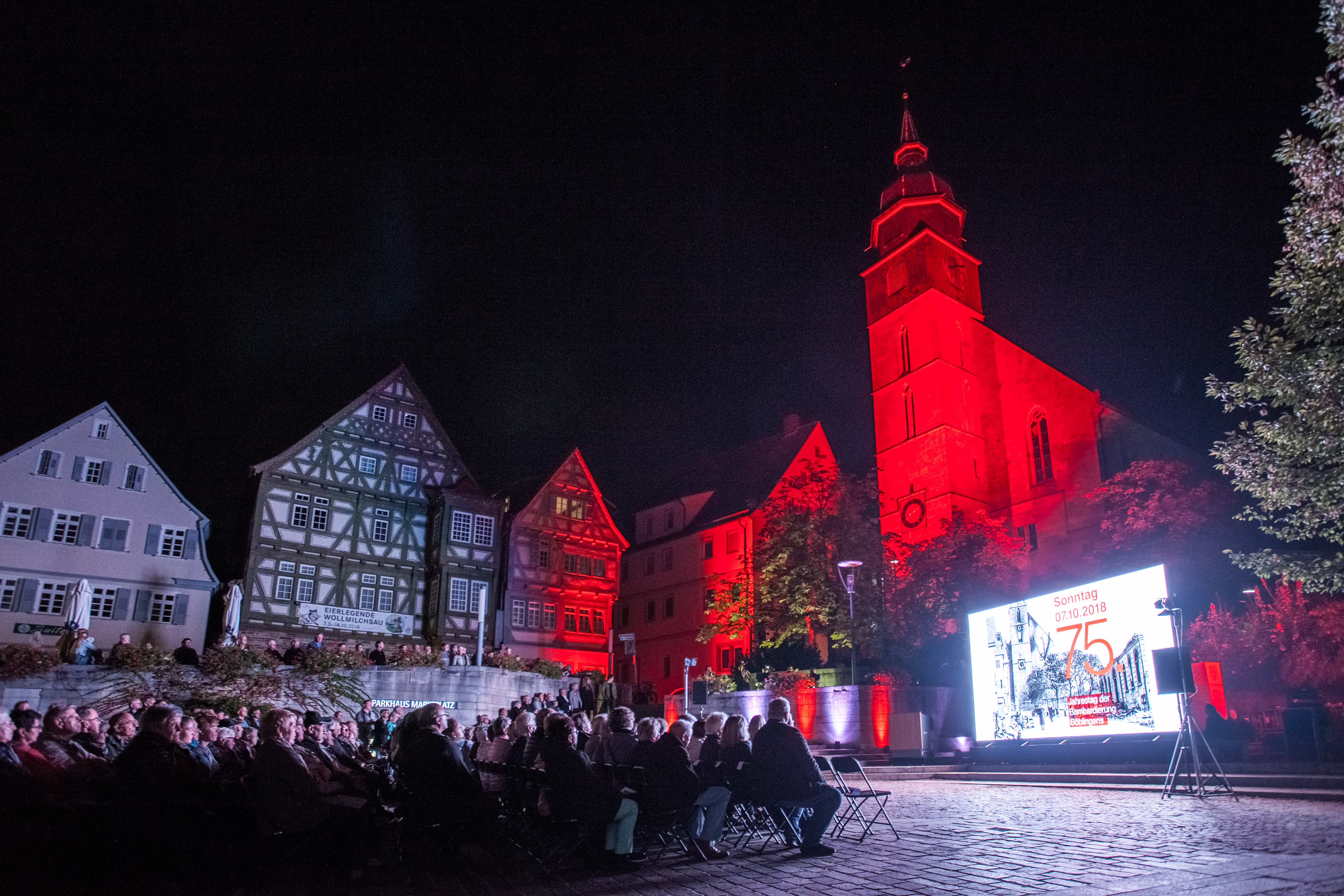 Als erstes öffentliches Gebäude wurde die Böblinger Stadtkirche nach Kriegsende wieder aufgebaut. Bei der Gedenkveranstaltung war sie in rotes Licht getaucht. Bild: fotoknobi