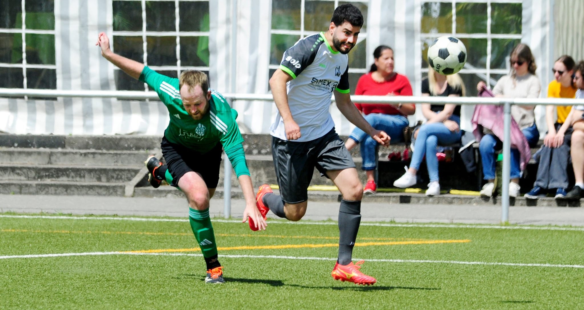 Maichingens Alim Kerim Göler (rechts) auf dem Weg zum zwischenzeitlichen 4:0 , Deckenpfronns Mike Bauer kommt nicht hinterher.