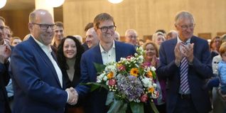 Der künftige Sindelfinger Oberbürgermeister Markus Kleemann nimmt die Glückwünsche von Amtsinhaber Dr. Bernd Vöhringer entgegen. Rechts im Bild Landrat Roland Bernhard.
