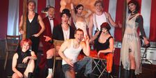 In "Cirque" ist eine kunterbunte Gesellschaft versammelt.