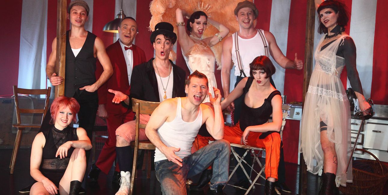In "Cirque" ist eine kunterbunte Gesellschaft versammelt.