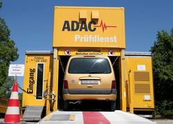 Der mobile ADAC-Prüftruck im Einsatz bei einem Fahrzeug-Check.	Bild: Eibner Pressefoto