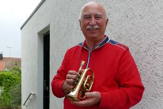 In seiner Freizeit spielt der 65-Jährige unter anderem bei der Stadtkapelle und der Siebenbürger Blaskapelle.