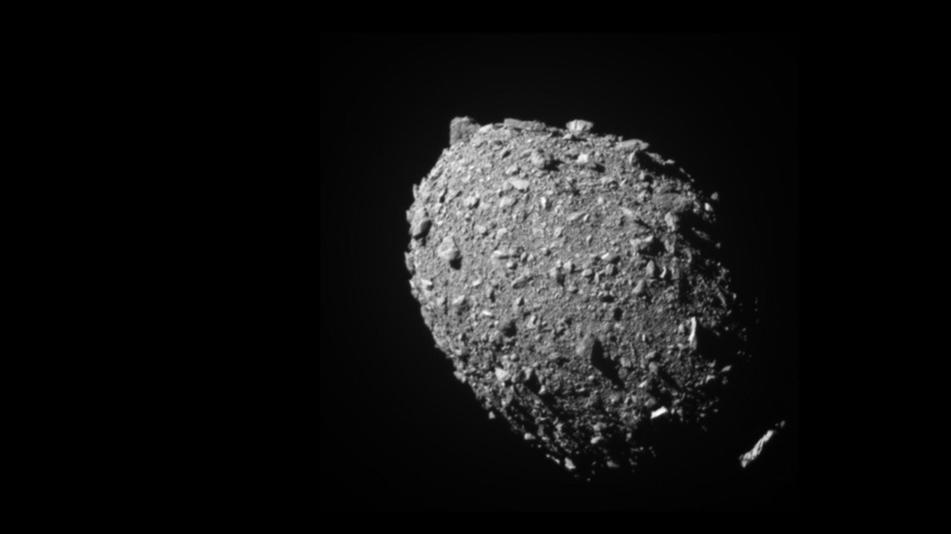 Das von der NASA zur Verfügung gestellte Foto zeigt den Asteroiden-Mond Dimorphos kurz vor dem Aufprall der Raumsonde "Dart". (Handout)