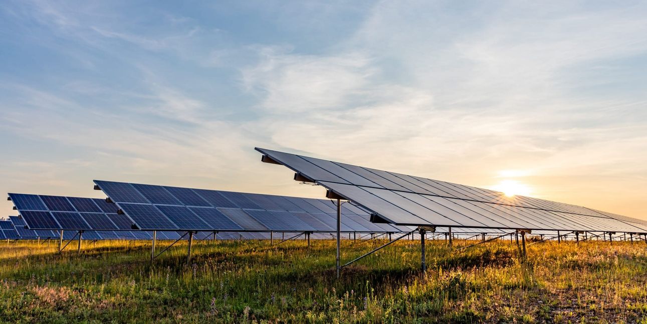 Eine Freiflächenanlage ist ein fest montiertes System, bei dem mittels einer Unterkonstruktion die Photovoltaikmodule in einem optimalen Winkel zur Sonne platziert werden.