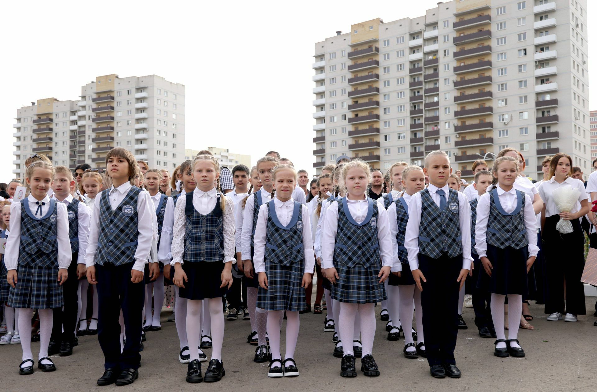Zum Schuljahresbeginn in der russischen Millionenstadt Rostow am Don stehen die Schulkinder in militärisch anmutender Anordnung.