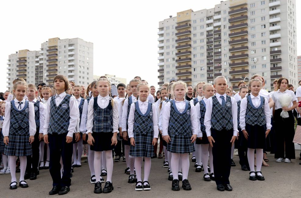 Zum Schuljahresbeginn in der russischen Millionenstadt Rostow am Don stehen die Schulkinder in militärisch anmutender Anordnung.
