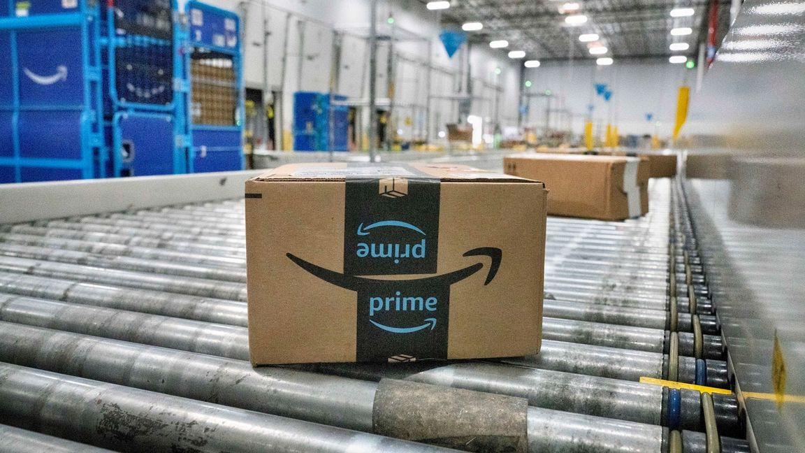 Ein Amazon-Paket auf einem Förderband in einer Zustellstation des Logistikers, der in Deutschland kräftig Jobs aufbaut und stark investiert.