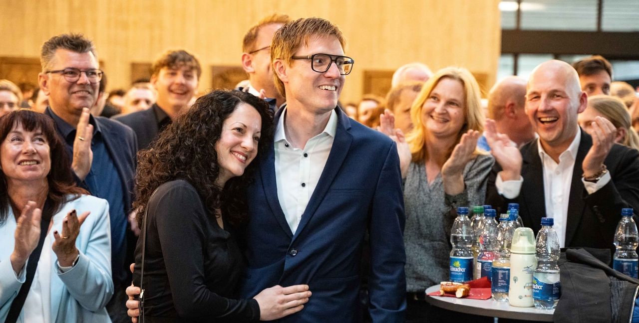 Geschafft: Markus Kleemann ist Sindelfingens neuer Oberbürgermeister. Seine Partnerin Ilona Benz freut sich mit.